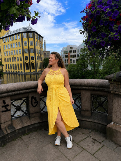 Seger ™| Lång klänning med halterneck, eleganta spetsdetaljer och smickrande A-linje